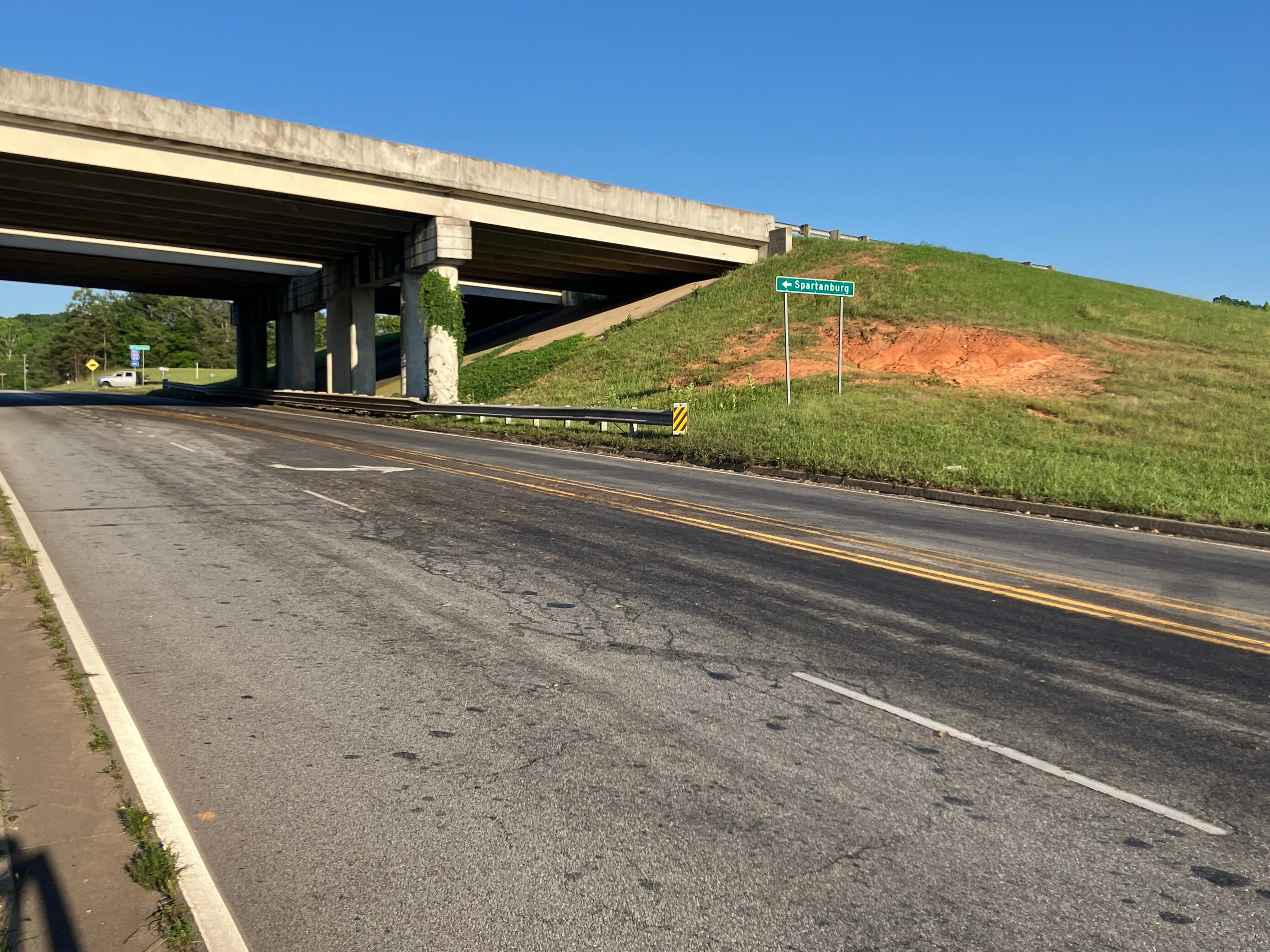 Crews respond after ground chicken spills from tractor-trailer in Spartanburg Co. - Vimarsana News